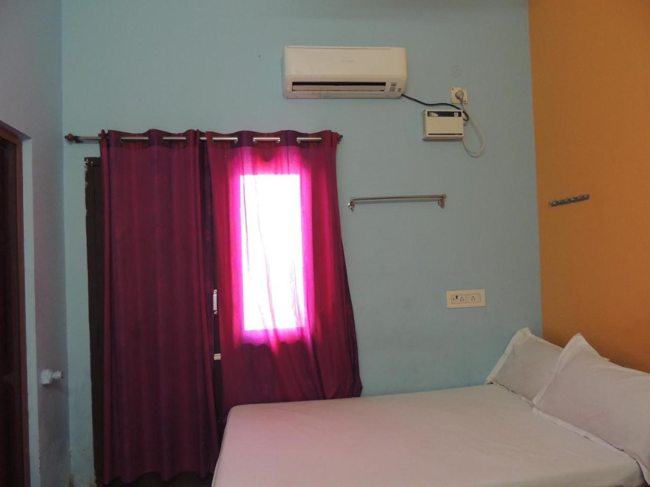 Radha Party Hall 甘吉布勒姆 外观 照片