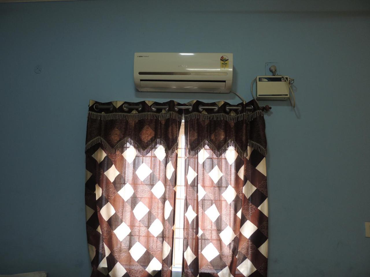 Radha Party Hall 甘吉布勒姆 外观 照片